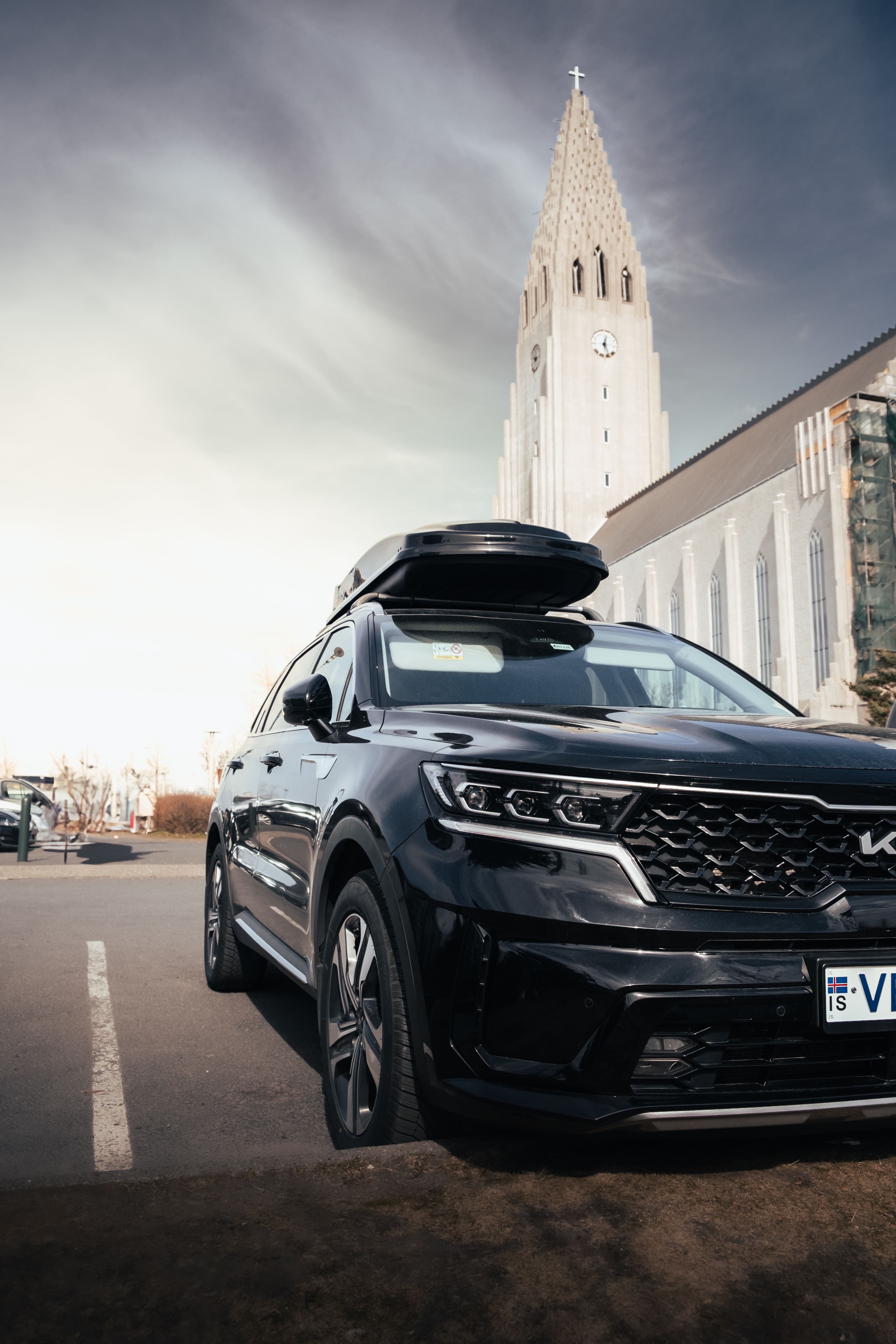 Image of a 4x4 Kia Sorento in front of the Hallgrimskirkja